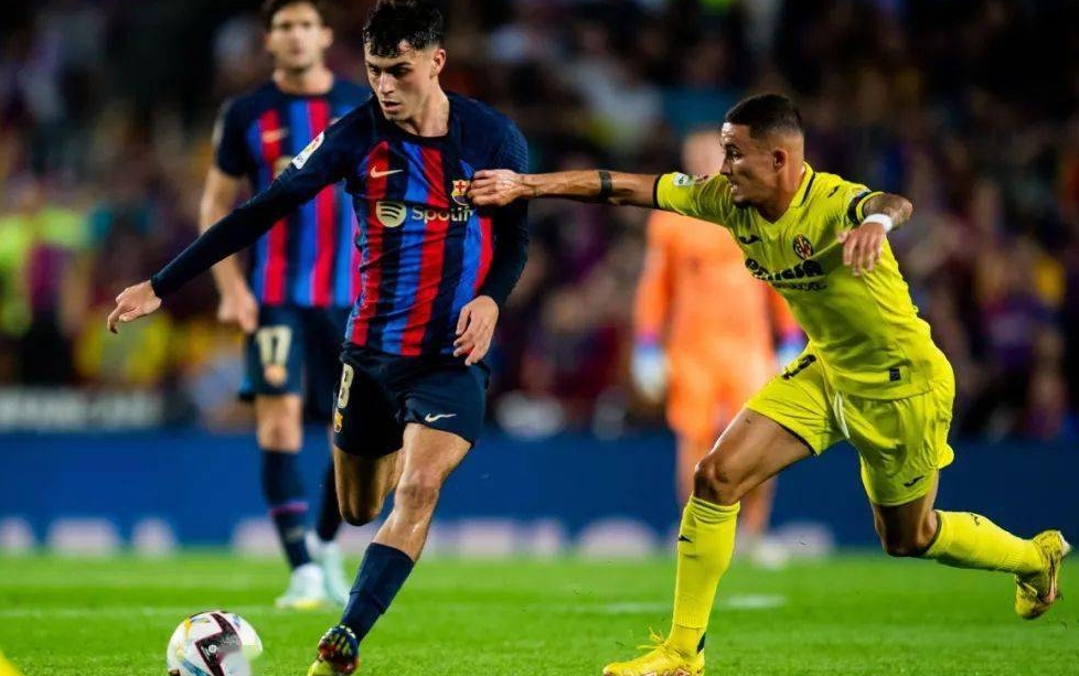 9体育-英超加时末段再迎强敌，巴塞罗那再遭质疑，主帅态度：引发热议，更衣室氛围转暖(巴塞罗那vs西班牙人比赛分析)